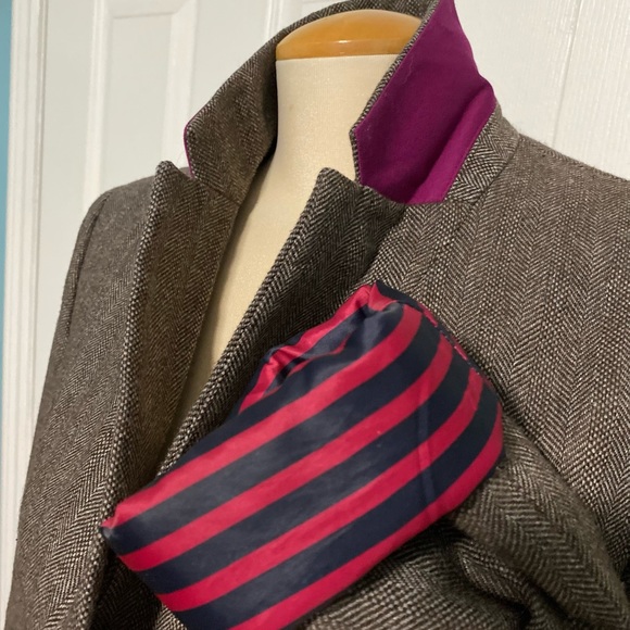 Gorgeous brown blazer with pink accents! - Picture 4 of 6